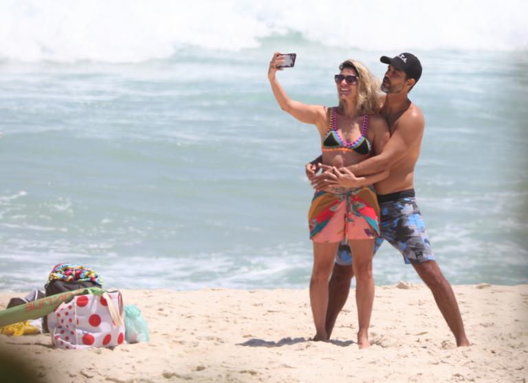 Carol Castro e Bruno Cabrerizo são flagrados em clima de romance na praia