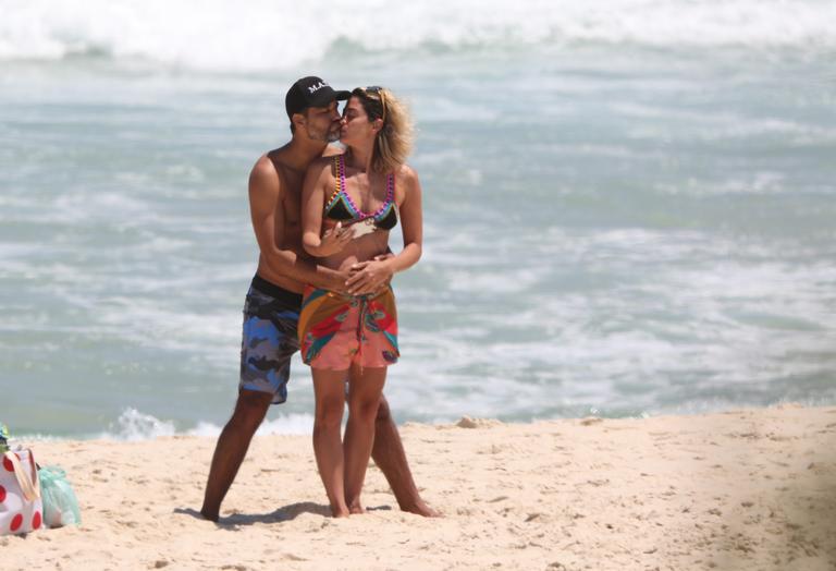 Carol Castro e Bruno Cabrerizo são flagrados em clima de romance na praia