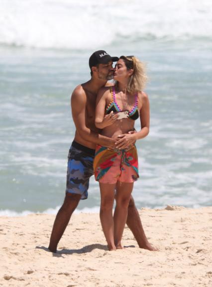 Carol Castro e Bruno Cabrerizo são flagrados em clima de romance na praia