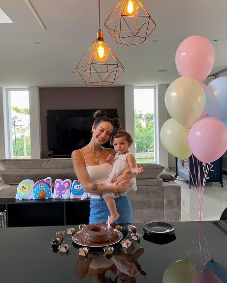 Esposa de Projota, Tamy Contro, celebra primeiro aniversário da filha, Marieva com festinha simples 