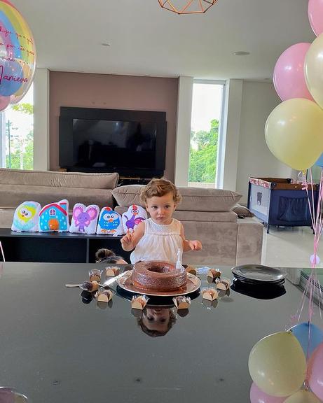 Esposa de Projota, Tamy Contro, celebra primeiro aniversário da filha, Marieva com festinha simples 