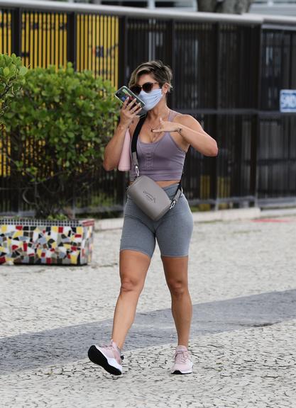 Aos 46 anos, Flávia Alessandra exibe corpão em look fitness