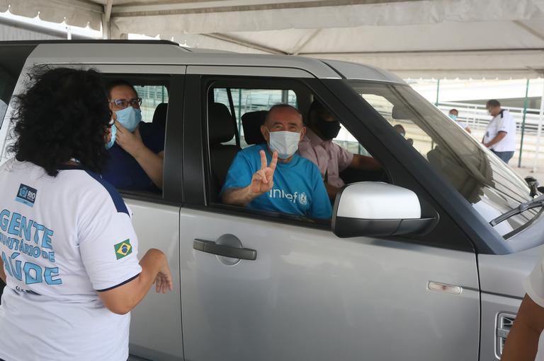 Renato Aragão recebe vacina contra a Covid-19