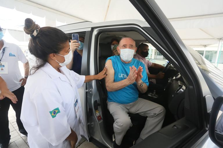 Renato Aragão recebe vacina contra a Covid-19