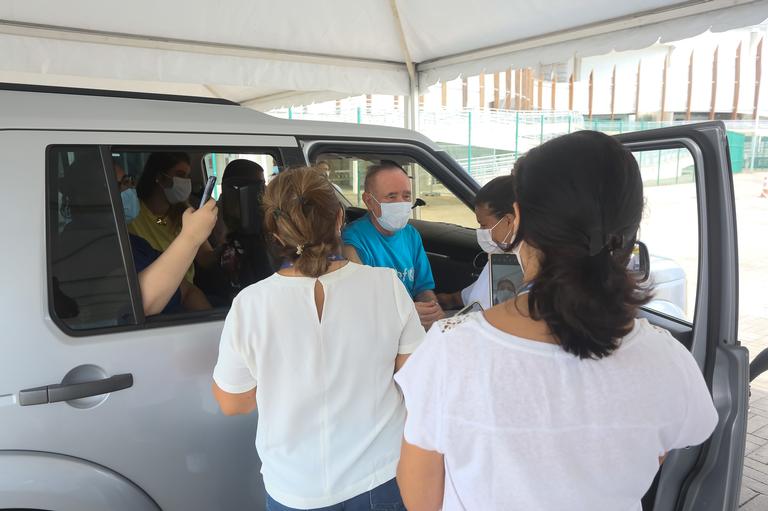 Renato Aragão recebe vacina contra a Covid-19