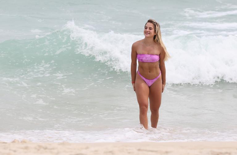 Gabi Martins é clicada curtindo dia de praia