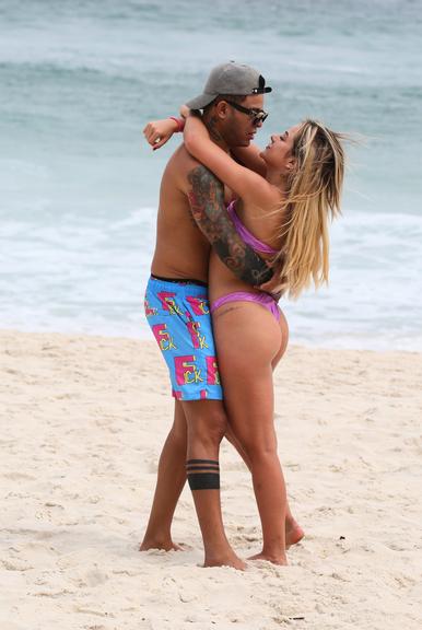 Tierry e Gabi Martins são flagrados em clima de romance na praia