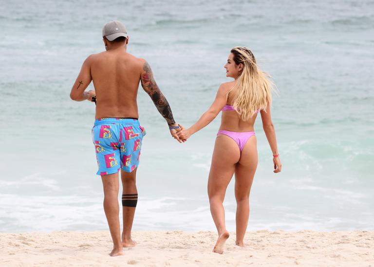 Tierry e Gabi Martins são flagrados em clima de romance na praia