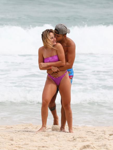 Tierry e Gabi Martins são flagrados em clima de romance na praia