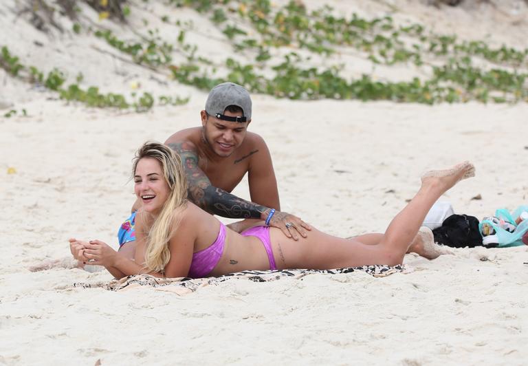 Tierry e Gabi Martins são flagrados em clima de romance na praia