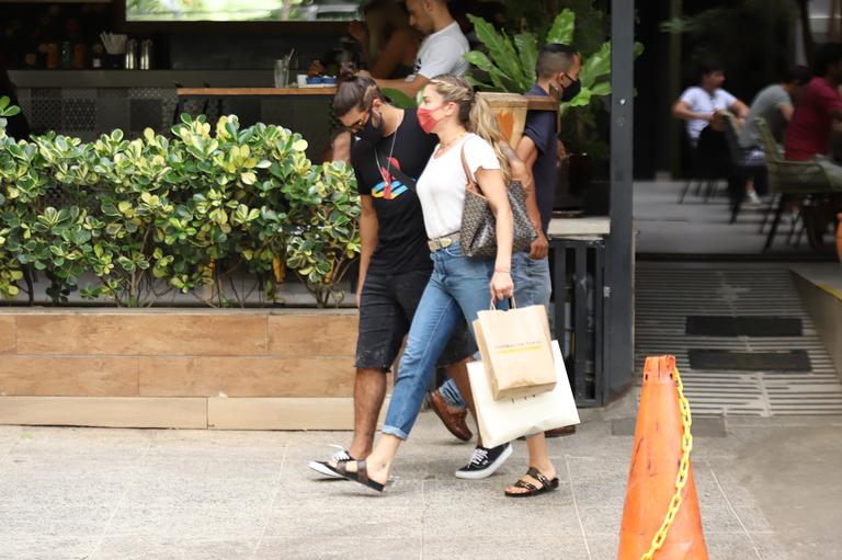 Grazi Massafera e Caio Castro são flagrados passeando em São Paulo