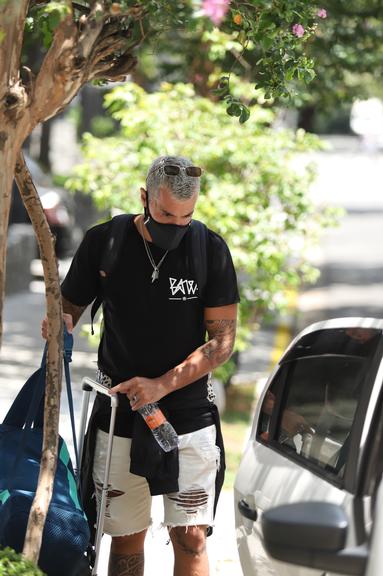 Ex-Fazenda Lipe Ribeiro, affair de Anitta, é flagrado deixando flat em São Paulo