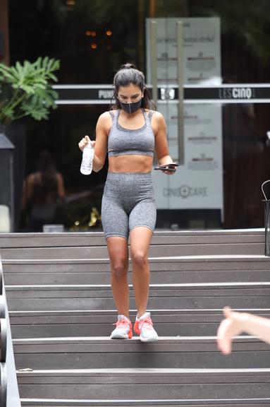 Mariana Rios é flagrada deixando academia e barriga trincada rouba a cena