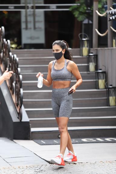 Mariana Rios é flagrada deixando academia e barriga trincada rouba a cena