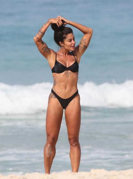 Aline Riscado exibe corpão sarado em dia de praia