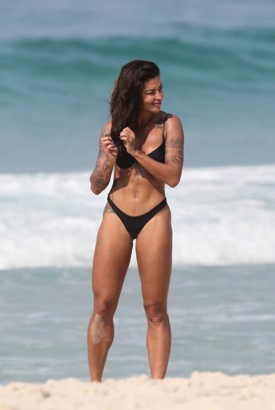 Aline Riscado exibe corpão sarado em dia de praia