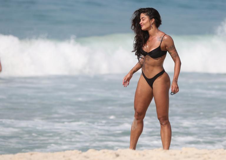 Aline Riscado exibe corpão sarado em dia de praia