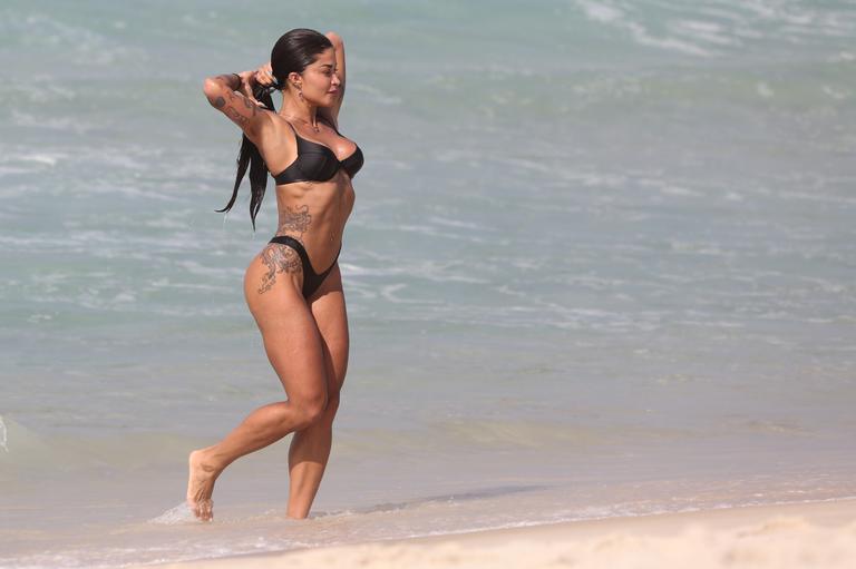 Aline Riscado exibe corpão sarado em dia de praia