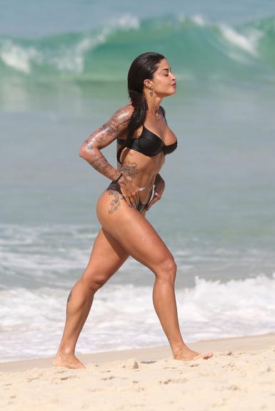 Aline Riscado exibe corpão sarado em dia de praia