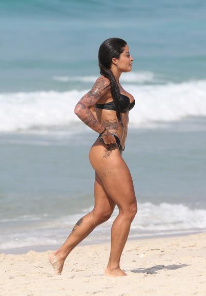 Aline Riscado exibe corpão sarado em dia de praia