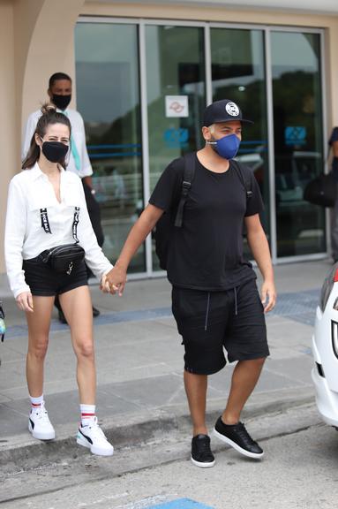 Projota e a esposa são flagrados em clima de carinho no aeroporto de São Paulo