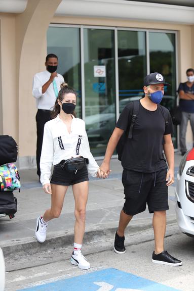 Projota e a esposa são flagrados em clima de carinho no aeroporto de São Paulo