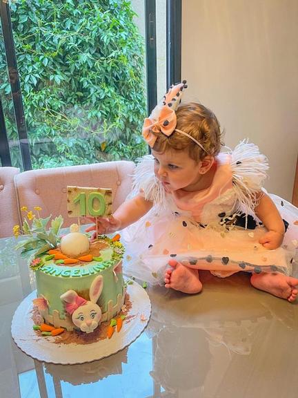 Zé Neto e Natália Toscano celebram 10 meses de Angelina