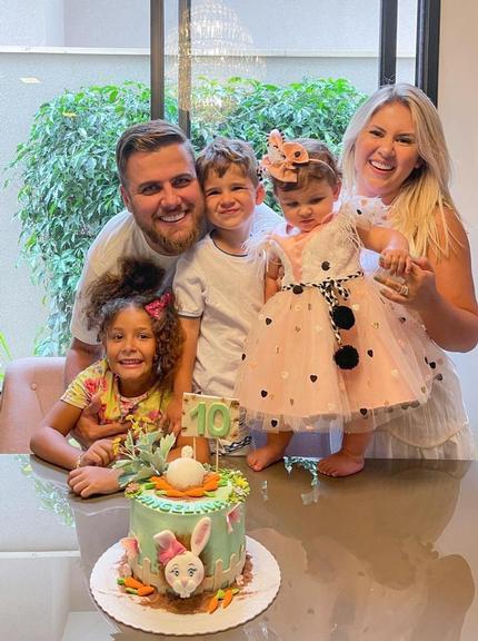 Zé Neto e Natália Toscano celebram 10 meses de Angelina