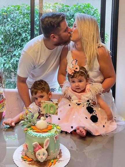 Zé Neto e Natália Toscano celebram 10 meses de Angelina