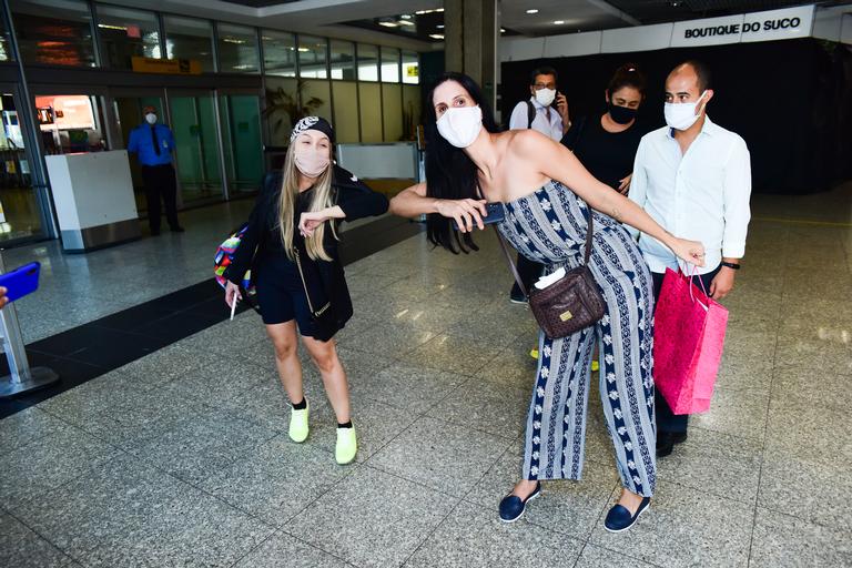 Carla Diaz esbanja simpatia ao ser flagrada em aeroporto