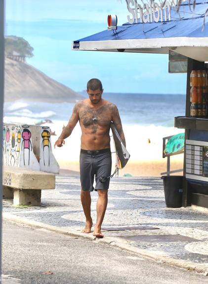 Após dia de surfe, Pedro Scooby é flagrado no Rio e exibe barriga trincada