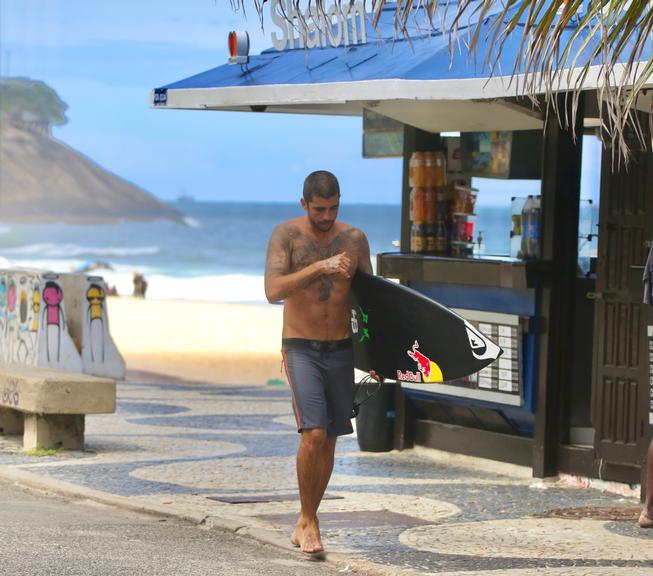 Após dia de surfe, Pedro Scooby é flagrado no Rio e exibe barriga trincada