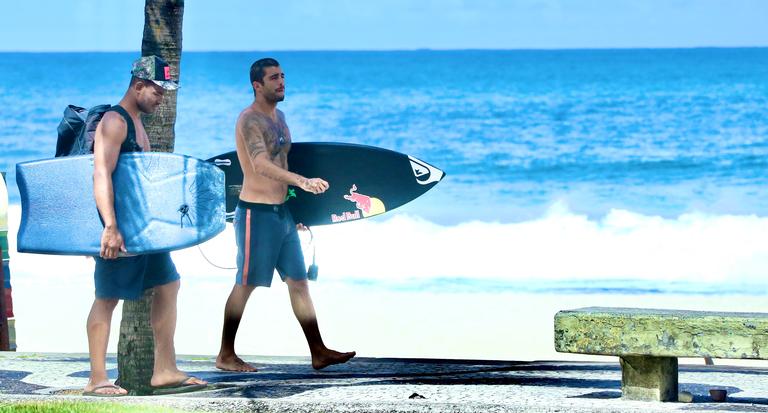 Após dia de surfe, Pedro Scooby é flagrado no Rio e exibe barriga trincada