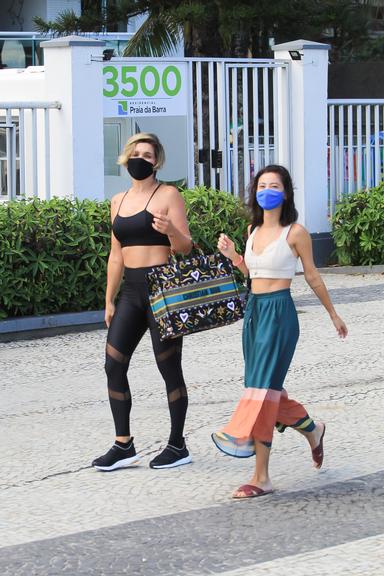 Flávia Alessandra esbanja boa forma ao ser flagrada com look fitness