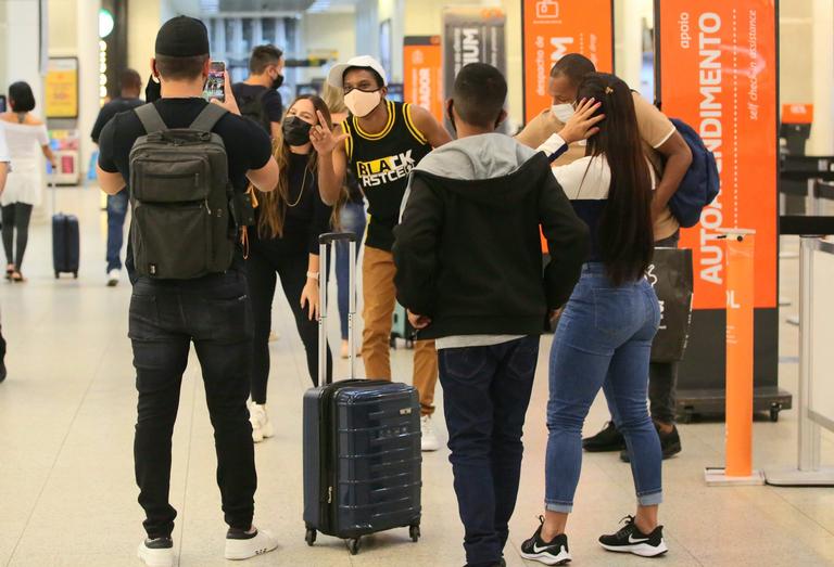 Lucas Penteado recebe o carinho dos fãs ao ser flagrado em aeroporto