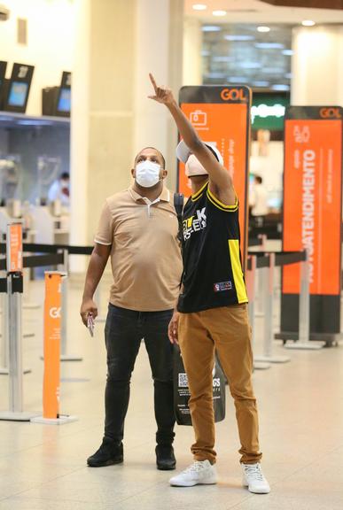 Lucas Penteado recebe o carinho dos fãs ao ser flagrado em aeroporto