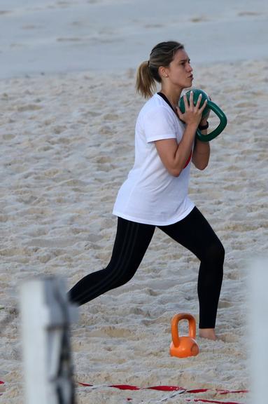 Sem máscara, Fernanda Gentil é flagrada treinando no Rio de Janeiro