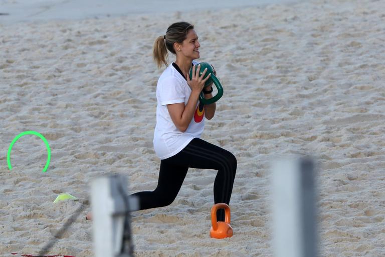 Sem máscara, Fernanda Gentil é flagrada treinando no Rio de Janeiro