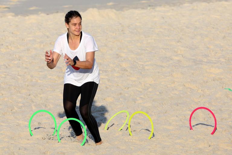 Sem máscara, Fernanda Gentil é flagrada treinando no Rio de Janeiro