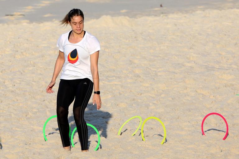 Sem máscara, Fernanda Gentil é flagrada treinando no Rio de Janeiro