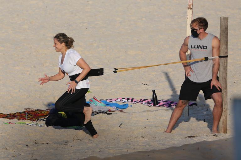 Sem máscara, Fernanda Gentil é flagrada treinando no Rio de Janeiro