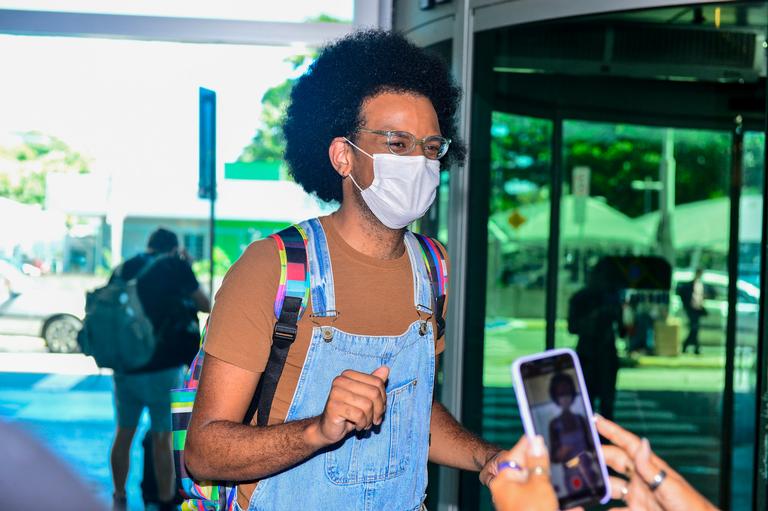 João Luiz esbanja simpatia no aeroporto do Rio de Janeiro