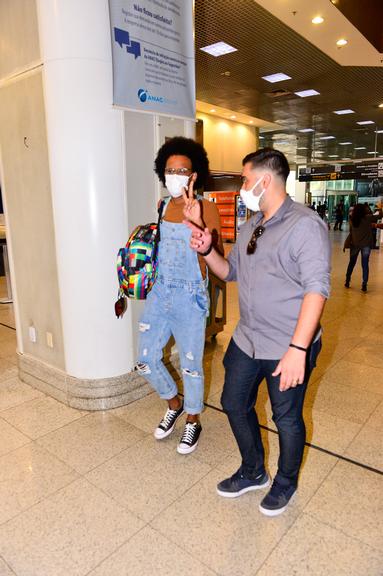 João Luiz esbanja simpatia no aeroporto do Rio de Janeiro