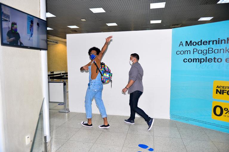 João Luiz esbanja simpatia no aeroporto do Rio de Janeiro