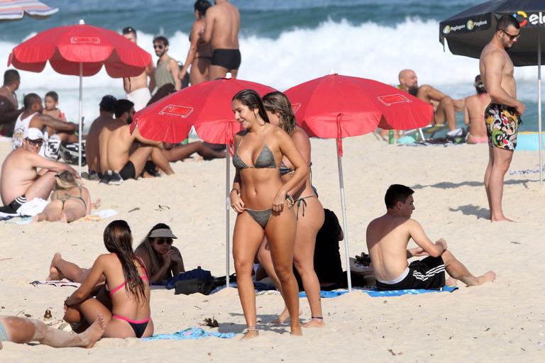 Renato Gaúcho e a filha são flagrados sem máscara curtindo dia de praia no Rio