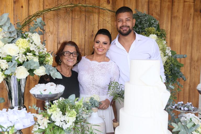 Viviane Araújo e Guilherme Militão se casam no cartório e comemoram com festa íntima