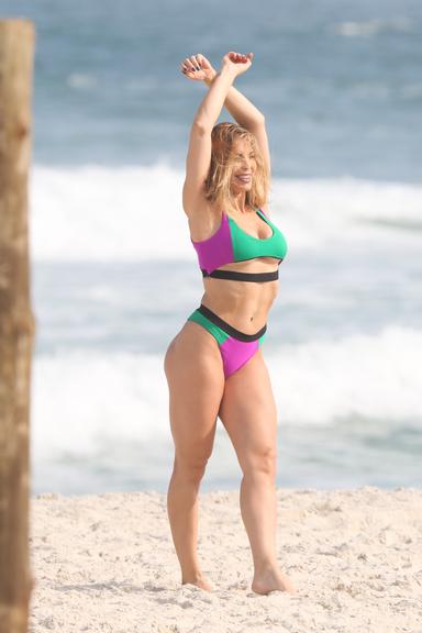 Sheila Mello fazendo ensaio fotográfico na Barra da Tijuca