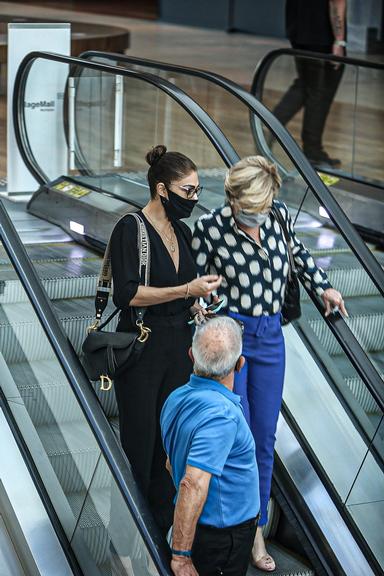 Com look chiquérrimo, Juliana Paes aposta em bolsa grifada para jantar com a família