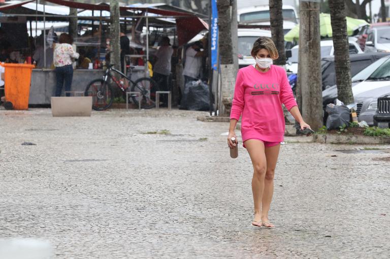 Flávia Alessandra comprando marmita após sair da academia