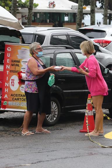 Flávia Alessandra comprando marmita após sair da academia